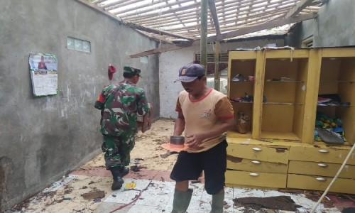 Babinsa di Cilacap Sigap Bantu Warga Evakuasi Rumah Warga Roboh Diterjang Hujan