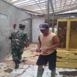 Babinsa di Cilacap Sigap Bantu Warga, Evakuasi Rumah yang Roboh Diterjang Hujan