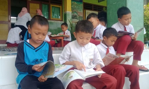 Perpustakaan Keliling Semarakkan Hari Buku Sedunia di SDN Glagahan 1 Perak Jombang