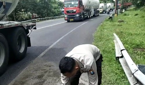 Hindari Kecelakaan, Anggota Polisi Situbondo Gercep ke Lokasi Timbun Ceceran Solar di Jalan