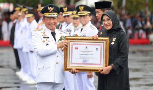 Diserahkan Mendagri, Bupati Ipuk Terima Penghargaan Bergengsi dari Presiden Jokowi 