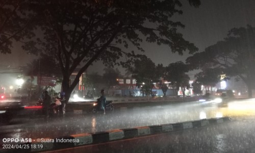 Diguyur Hujan Deras sejak Sore, Jalan Soekarno Hatta Bandung Banjir