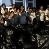 Usai Nobar, Relawan Mansur Muda Bersihkan Sampah di Kawasan Alun-Alun Pemalang