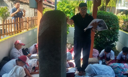 Jelang Hardiknas, Siswa di Jombang Belajar Sejarah di Situs Prasasti Gurit