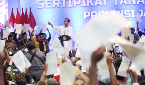 Serahkan 10.323 Sertifikat Tanah di Banyuwangi, Jokowi Sebut jadi Redistribusi Terbesar di Indonesia