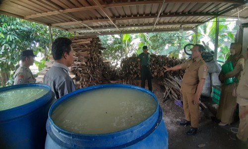 Sidak Lokasi, DLH Ngawi Tutup Pabrik Tahu Tak Higienis di Kedungputri