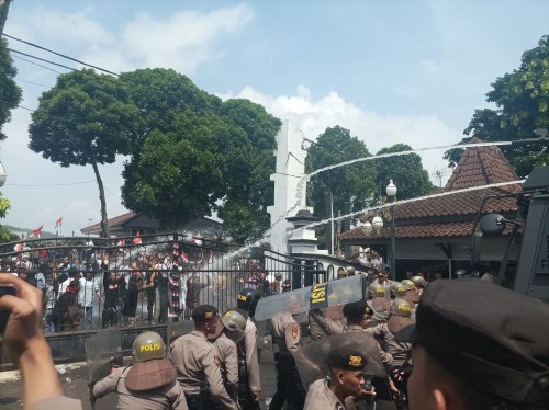 Tuntut Pelantikan, Masa Pendukung 57 Kades Terpilih di Banjarnegara Bentrok dengan Petugas