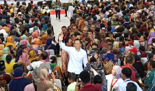 Dampingi Presiden Jokowi Serahkan Sertifikat Tanah ke Warga Banyuwangi, AHY Pesan Jaga dengan Baik