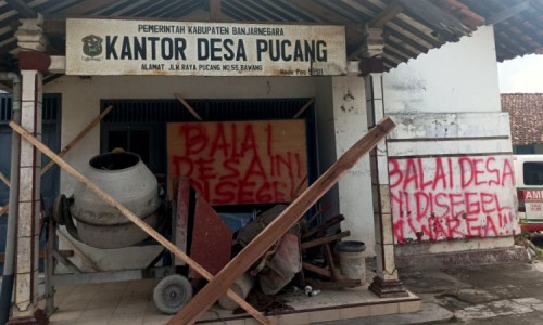 Warga Segel Balai Desa Pucang, Buntut Penundaan Pelantikan 57 Kades Terpilih di Banjarnegara 