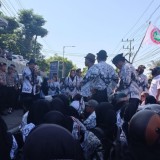 Datang ke Jember, Unifah Rosyidi Disambut Demo Ribuan Guru