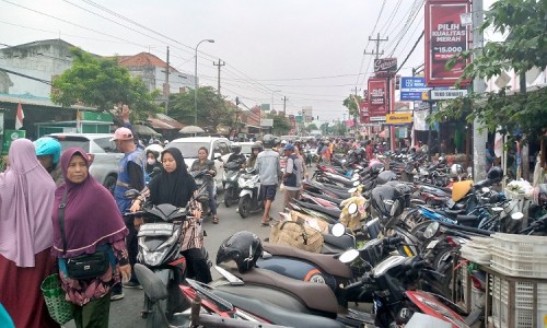 Bikin Macet, Kesemrawutan Pedagang dan Parkir di Depan Pasar Bojongbata Perlu Penanganan Serius