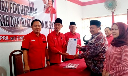 Siap Berlaga di Pilkada, Ketua AKD Jombang Kembalikan Formulir Pendaftaran ke PDIP