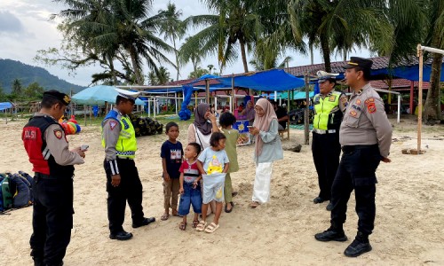 Libur Panjang dan Cuti Bersama, Personel Polres Tapteng Patroli di Objek Wisata Pantai