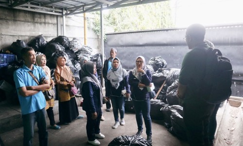 Kunjungan ke Bank Sampah Binaan MPM Honda Jatim, Belasan Pengurus Bank Sampah Belajar Olah Sampah