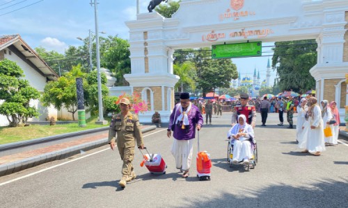 1.157 Calon Jemaah Haji Asal Tuban Diberangkatkan ke Asrama Haji Surabaya