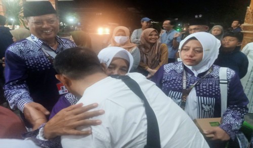 Tangis Haru Warnai Pemberangkatan Jemaah Haji Kabupaten Madiun