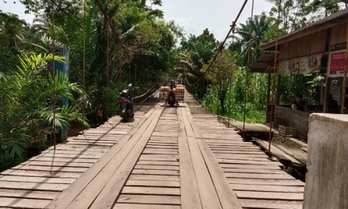 Tiang Penyangga Mulai Berkarat, Jembatan Penghubung Antardesa di Tapteng Terancam Putus