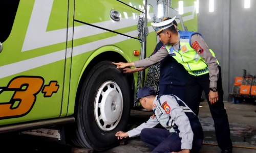 Polisi dan Petugas Gabungan Ramp Check Bus Pariwisata, Hindari Kecelakaan Fatal
