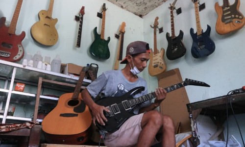 Perajin Gitar Listrik Buatan Tangan di Jombang, Bikin Produk Berkualitas Pernah Didatangi Artis Papan Atas