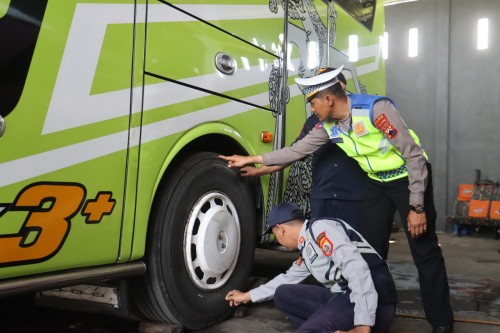 Polisi dan Petugas Gabungan Ramp Check Bus Pariwisata, Hindari Kecelakaan Fatal