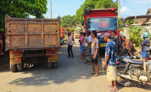 Tuntut Kompensasi, Warga Adang Truk Pengangkut Material Jalan Tol di Probolinggo