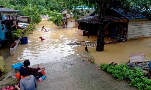 Hujan Sejam, Puluhan Rumah Warga di Simpang Polsek Nongsa Terendam Banjir