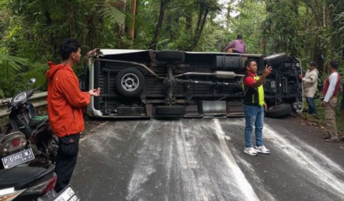 Mobil Elf Angkut Rombongan Turis China Kecelakaan di Jalur Ijen Banyuwangi, 15 Orang Luka-luka