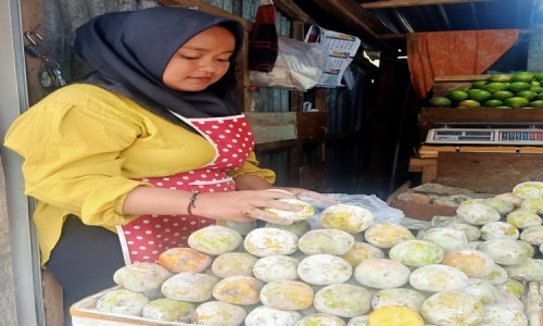 Kesemek, Buah Khas Hutan Gunung Lawu yang Jadi Buruan Warga