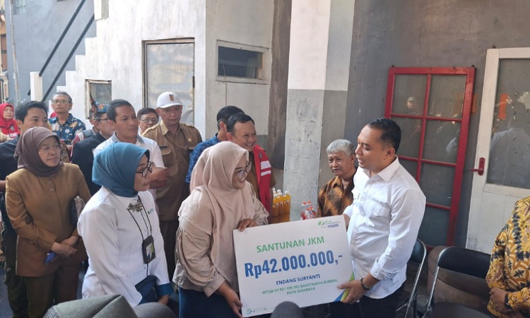 Walikota Surabaya Serahkan JKM Rp 42 Juta kepada Ahli Waris Ketua RT 7 Baratajaya