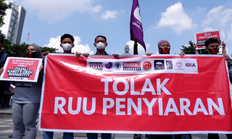 Insan Pers dan Masyarakat di Surabaya Gelar Aksi Tolak RUU Penyiaran