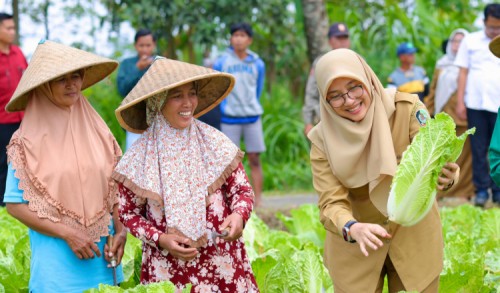 Ngantor di Dua Desa Sekaligus, Bupati Ipuk Geber Program Penguatan Ekonomi Arus Bawah 