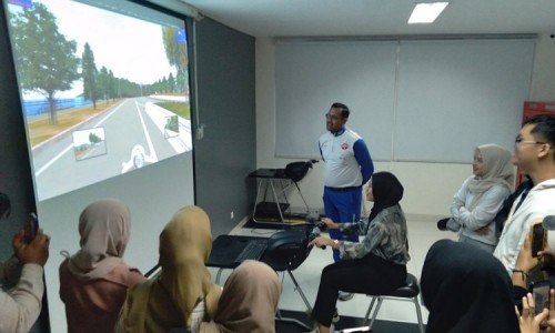 Generasi #Cari_Aman Bersama Mahasiswa UNESA di MPM Safety Riding Center