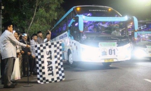 Lepas Ratusan Calon Jemaah Haji, Pj Bupati Bojonegoro Tekankan Saling Jaga selama Ibadah