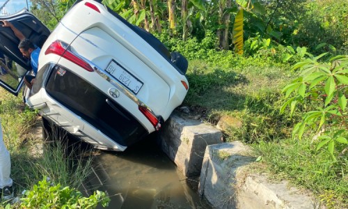 Pecah Ban, Toyota Fortuner Terbalik Masuk Saluran Air di Tuban