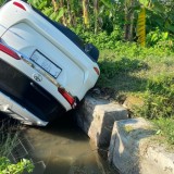 Pecah Ban, Toyota Fortuner Terbalik Masuk Saluran Air di Tuban