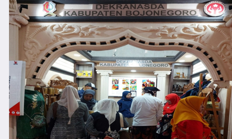 Produk Unggulan UMKM Bojonegoro Banyak Diminati Pengunjung dalam Pameran Dekranasda