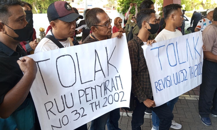 Gelombang Aksi di Surabaya Tolak RUU Bungkam Kebebasan Pers Terus Bermunculan