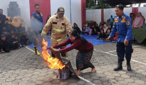Cegah Kebakaran, Ibu-Ibu Rumah Tangga di Banyuwangi Dilatih Jinakkan Api