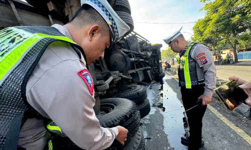 Truk Fuso Muat Bata Ringan Tabrak Pembatas Jalan hingga Terguling di Jalur Pantura Situbondo