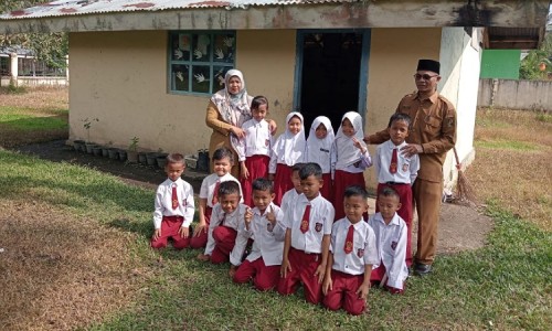 Di Kampar Ada Murid SD Belajar di Bangunan Bekas WC