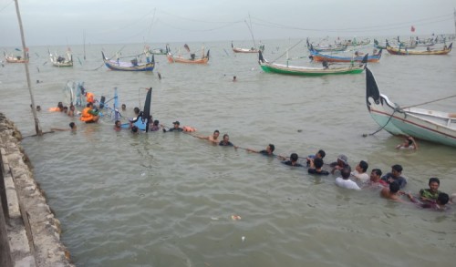 Cuaca Ekstrem, Kapal Nelayan di Sampang Tenggelam Akibat Dihantam Ombak