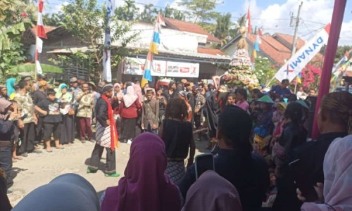 Arak-arakan Gunungan Meriahkan Tradisi Sedekah Bumi di Desa Brebeg Cilacap