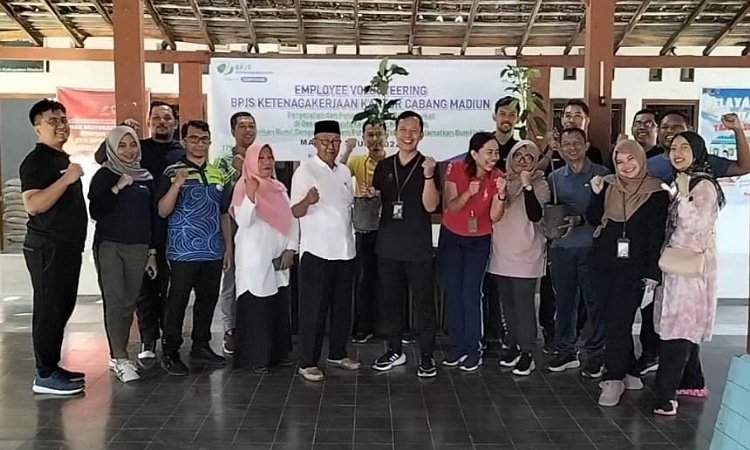 Employee Volunteering BPJamsostek Madiun Tanam Bibit Pohon Alpukat