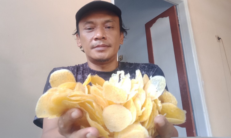 Kreasi Warga Pulorejo Jombang, Produksi Emping Singkong Renyah Sehari Tembus 50 Kg