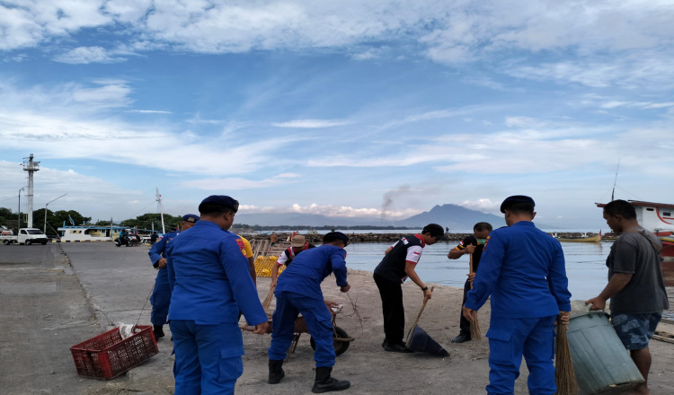 Dukung World Ocean Day, Polisi dan Warga di Situbondo Bersih-Bersih Pantai