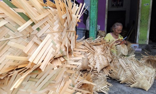 Besek Bambu Ramah Lingkungan Jadi Primadona Wadah Daging Kurban di Jombang