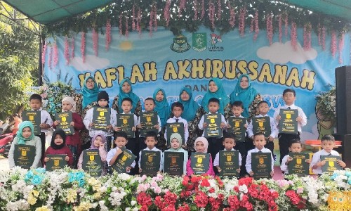 Haflah Akhirussanah RA Islamiyah Simoangin-angin Sidoarjo, Suguhkan Kreativitas Siswa-siswinya 