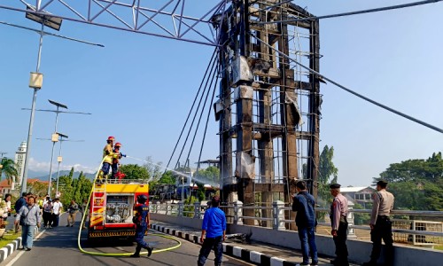 Gerbang Masuk Jembatan Brawijaya Kota Kediri Ludes Terbakar