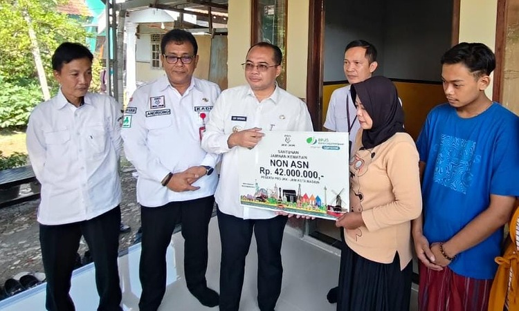 Pj Walikota Madiun Serahkan Manfaat Program BPJS Ketenagakerjaan