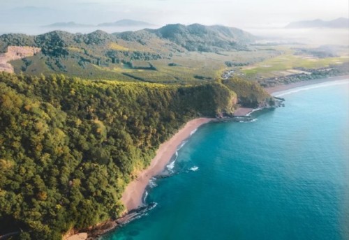 Pesona Alam dan Kenyamanan Pantai Papuma di Jember, Jawa Timur